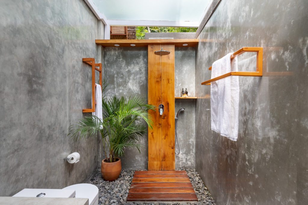 Rain shower in the modern bathroom of the holiday home Villa Uma Dewi Sri in Sidemen in Bali